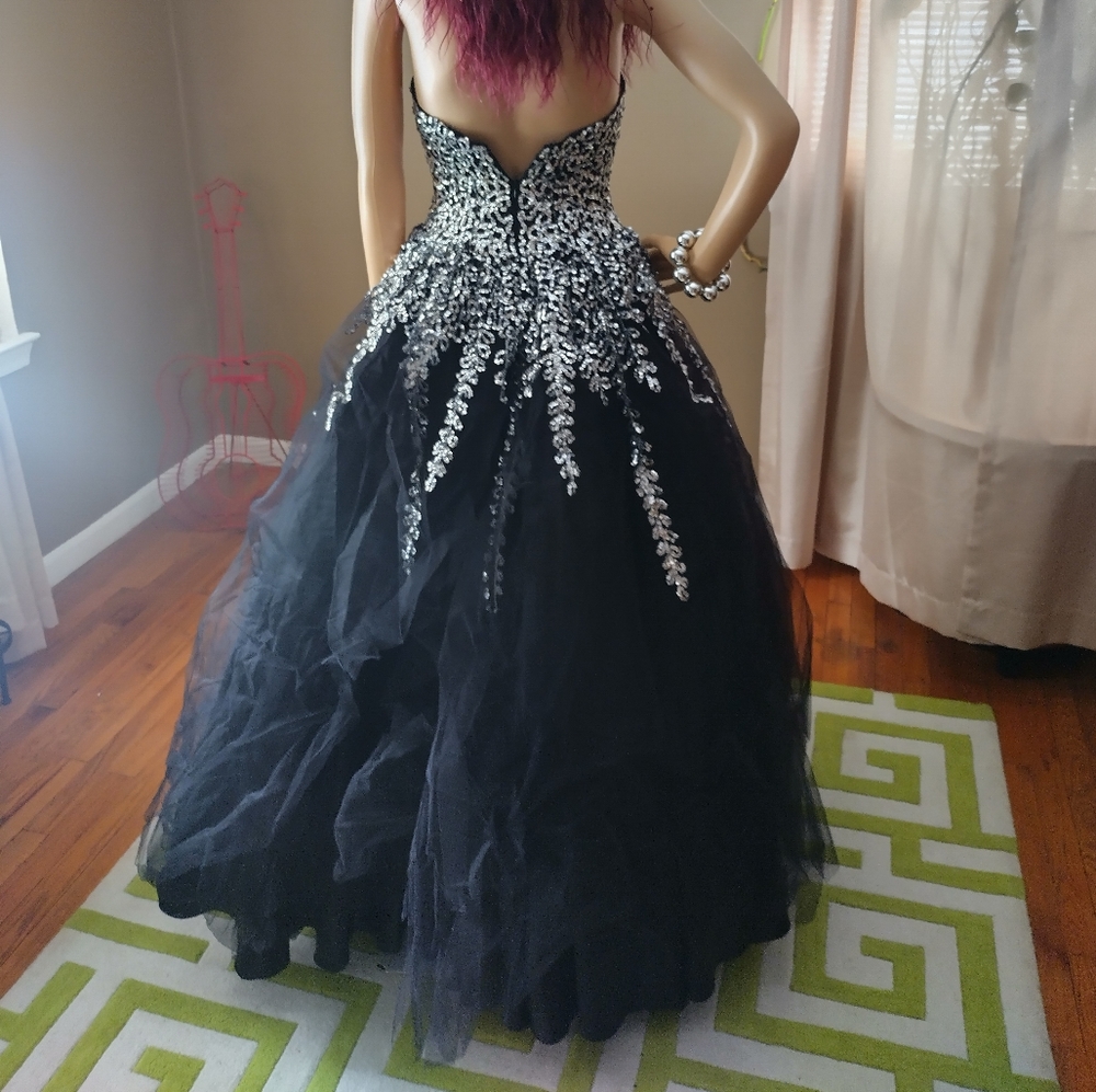 Dress - Picture 6 of 9